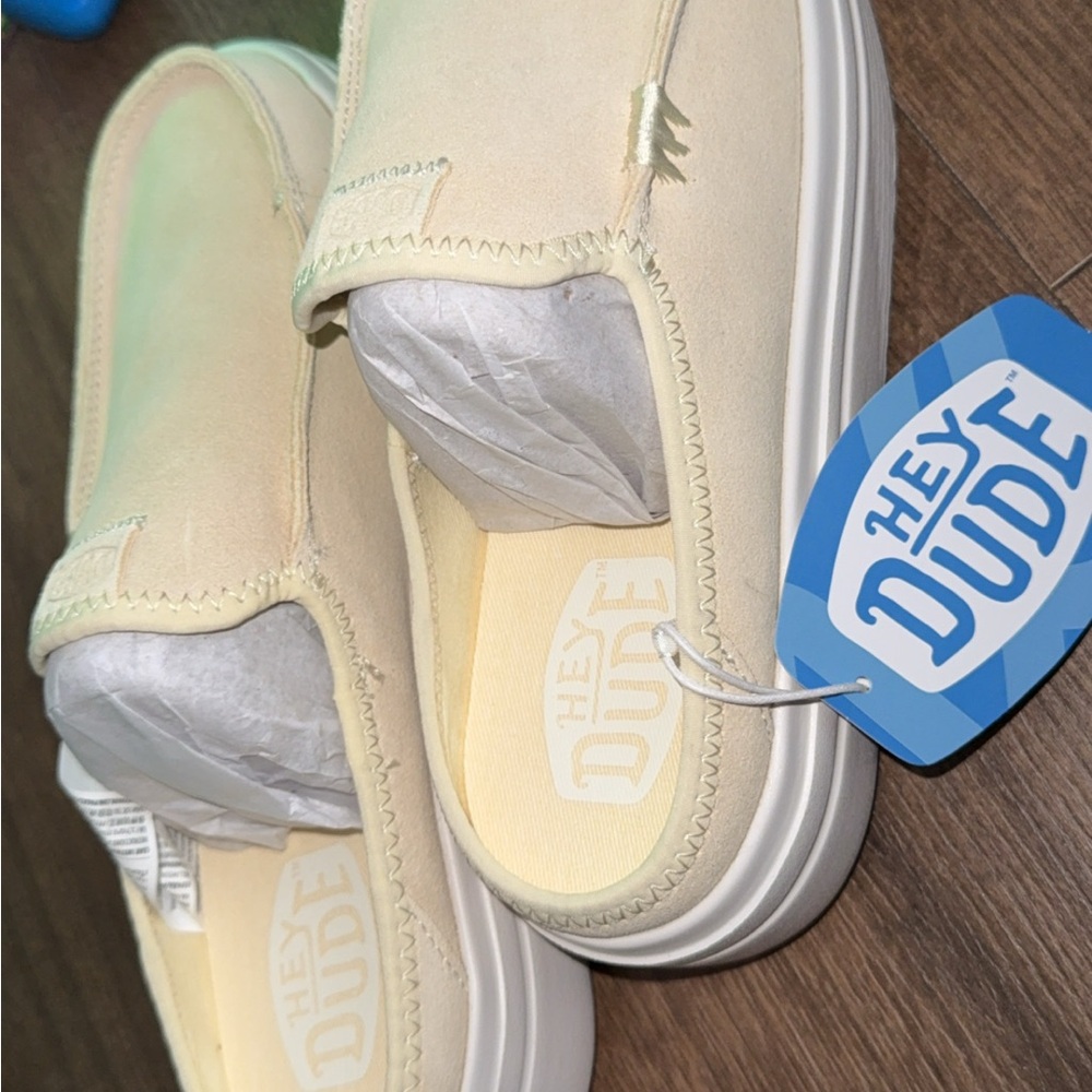 Hey Dude Women’s Austin Lift Classic Loafers in Custars